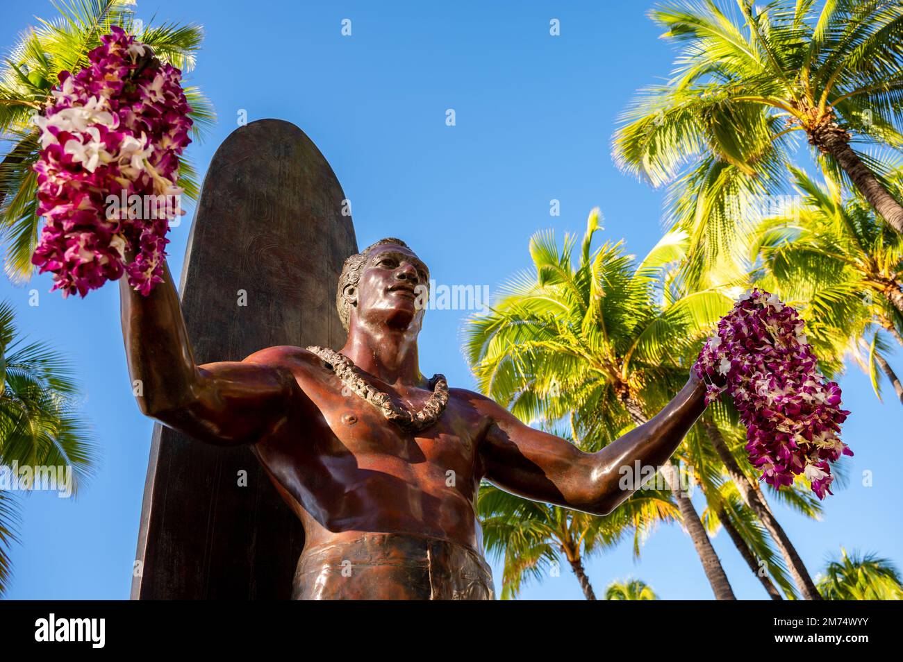 Honolulu, Hawaï - 26 décembre 2022 : la statue du duc Kahanamoku en face du parc de la plage de Kuhio à Waikiki était un nageur hawaïen natif qui pop Banque D'Images