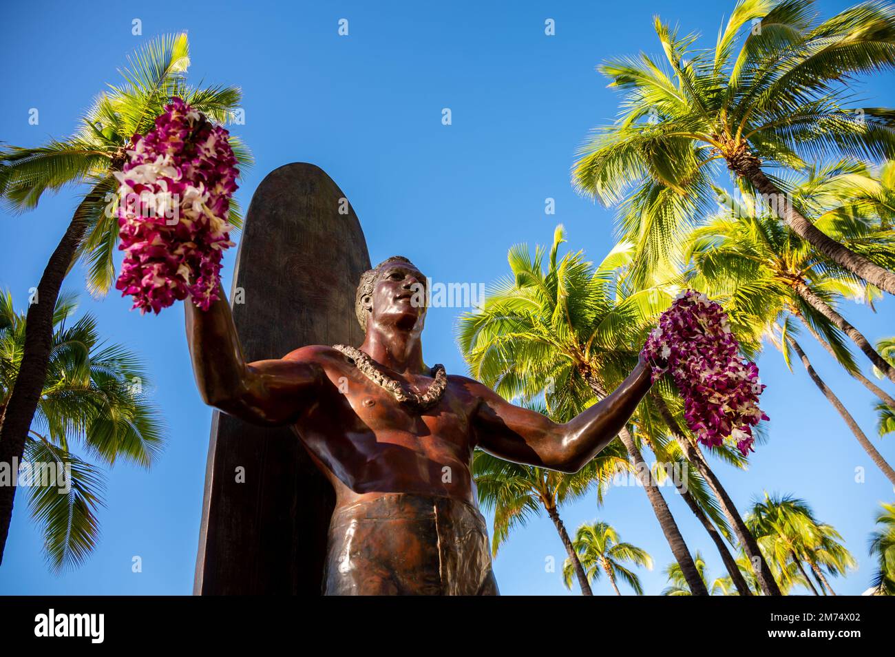 Honolulu, Hawaï - 26 décembre 2022 : la statue du duc Kahanamoku en face du parc de la plage de Kuhio à Waikiki était un nageur hawaïen natif qui pop Banque D'Images