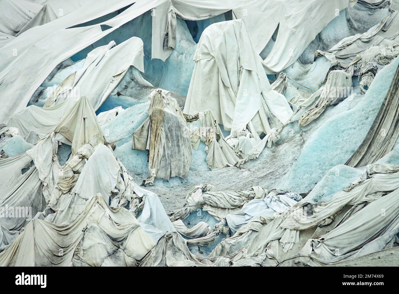 La fonte du glacier du Rhône est le signe le plus visible du changement climatique. En raison des températures élevées, les feuilles blanches ne peuvent plus protéger le glacier Banque D'Images