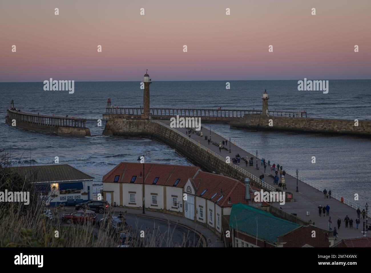 Whitby Piers et l'entrée du port Banque D'Images