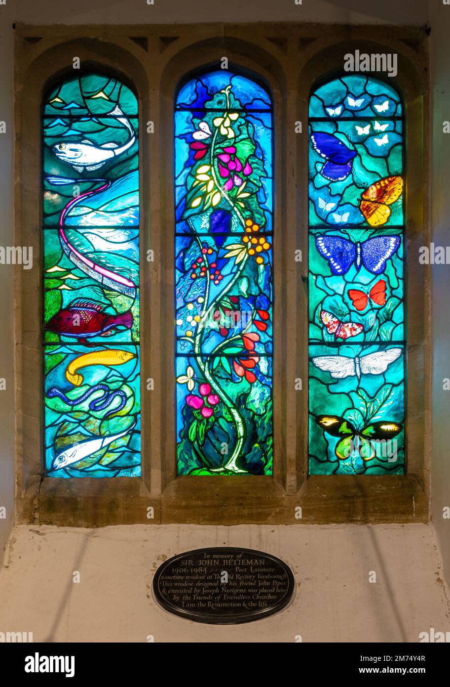 John Piper vitrail vitrail à la mémoire de Sir John Betjeman dans l'église paroissiale de All Saints à Farnborough, West Berkshire, Angleterre, Royaume-Uni Banque D'Images