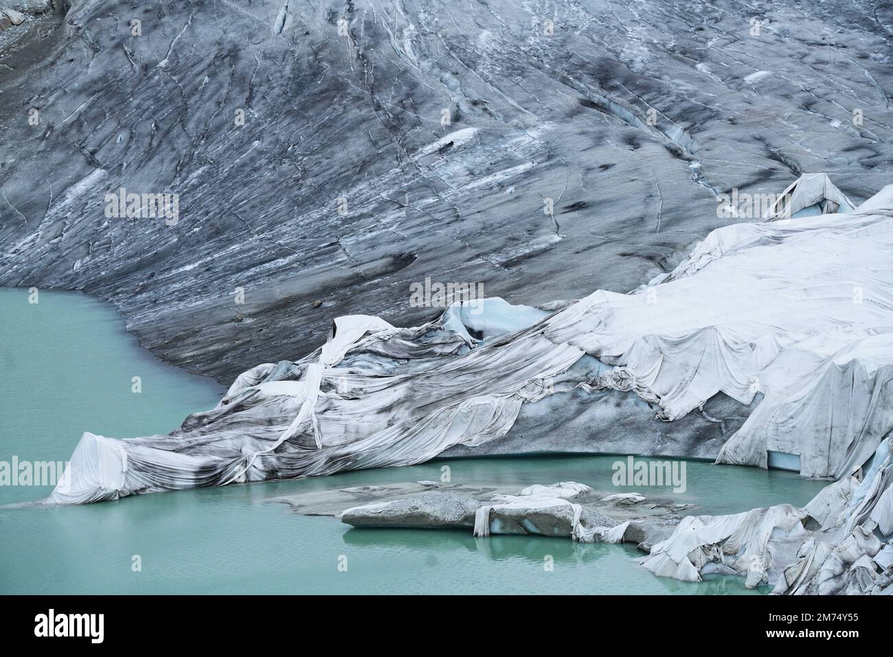 La fonte du glacier du Rhône est le signe le plus visible du changement climatique. En raison des températures élevées, les feuilles blanches ne peuvent plus protéger le glacier Banque D'Images
