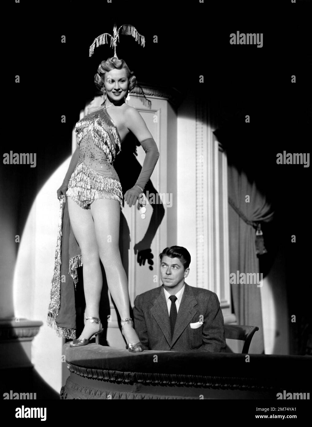 VIRGINIA MAYO ET RONALD REAGAN TRAVAILLENT À TRAVERS LE COLLEGE (1952), DIRIGÉ PAR H. BRUCE HUMBERSTONE. Crédit: WARNER BROTHERS / Album Banque D'Images