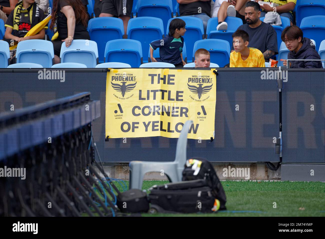 Les fans de Wellington Phoenix montrent leur soutien lors du match entre le FC de Sydney et Wellington au stade Allianz de 7 janvier 2023 à Sydney, en Australie Banque D'Images