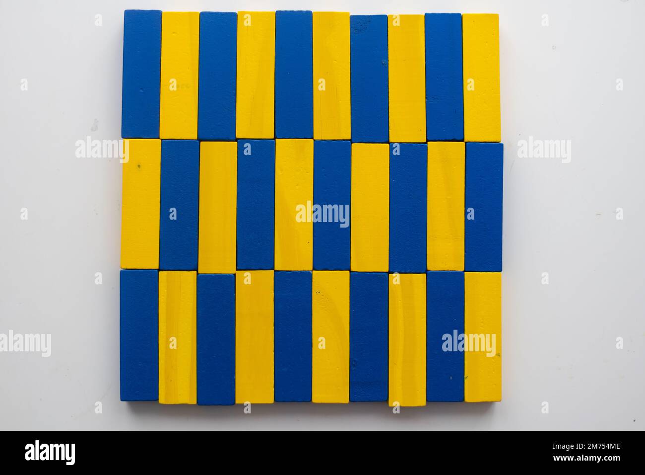 cubes bleu jaune. Drapeau de l'Ukraine avec des cubes dispersés. Arrière-plan en bois. Banque D'Images