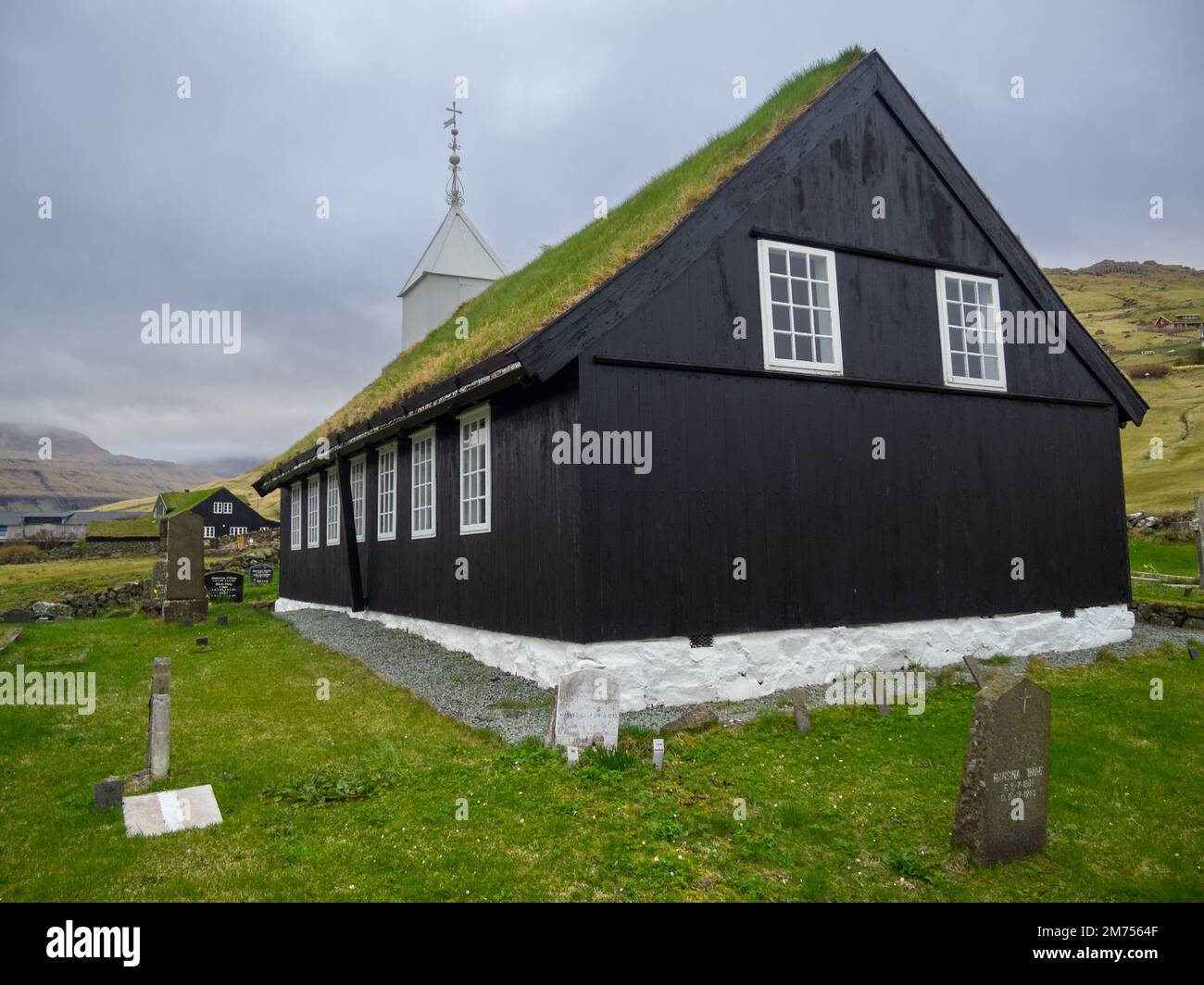 Église en bois tarré noir de Kollafjørður Banque D'Images