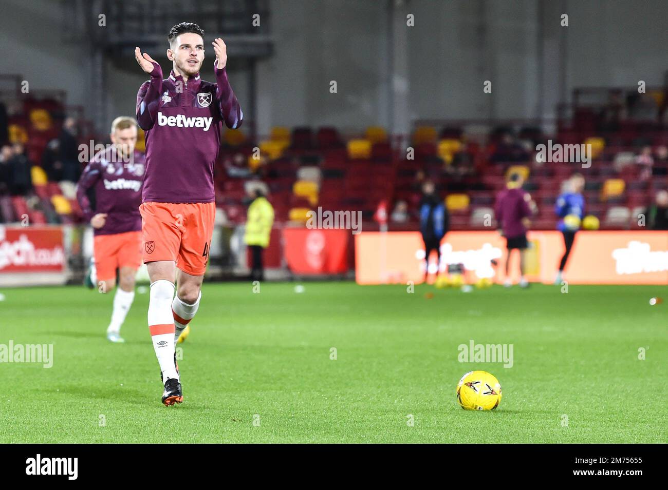 Londres, Royaume-Uni. 07th janvier 2023. Declan Rice of West Ham United applaudit ses partisans au début du match de la FA Cup entre Brentford et West Ham United au Gtech Community Stadium, Londres, Angleterre, le 7 janvier 2023. Photo de Phil Hutchinson. Utilisation éditoriale uniquement, licence requise pour une utilisation commerciale. Aucune utilisation dans les Paris, les jeux ou les publications d'un seul club/ligue/joueur. Crédit : UK Sports pics Ltd/Alay Live News Banque D'Images