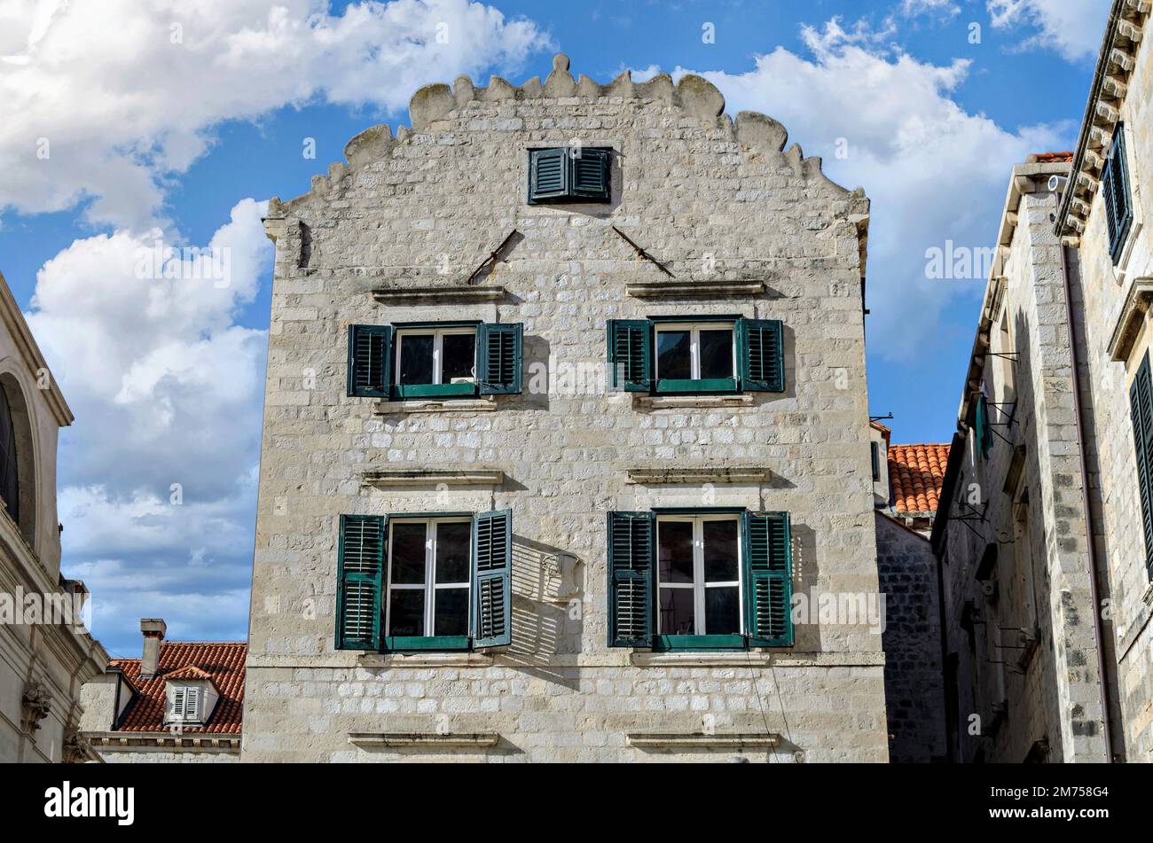 Vue sur la vieille ville de Dubrovnik derrière ses murs sous un ciel bleu avec des nuages blancs, Croatie Banque D'Images