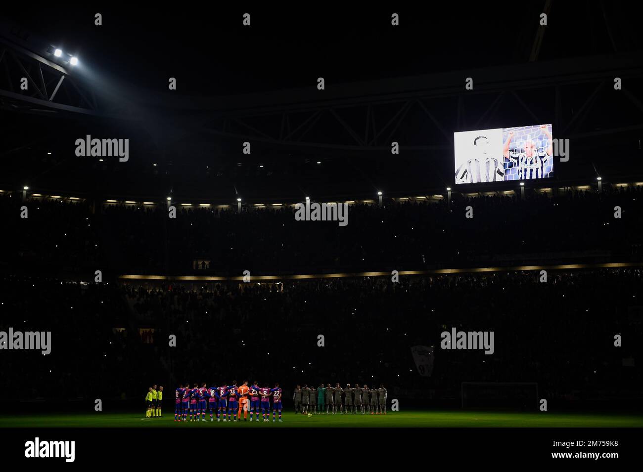 Turin, Italie. 07 janvier 2023. Les joueurs de Juventus FC et d'Udinese Calcio tiennent une minute de silence pour Gianluca Vialli et Ernesto Castano avant le Serie Un match de football entre Juventus FC et Udinese Calcio. Credit: Nicolò Campo/Alay Live News Banque D'Images