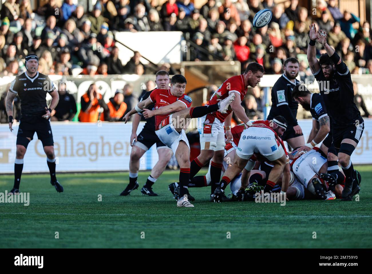 Newcastle, Royaume-Uni. 07th janvier 2023. Ben Youngs de Leicester Tigers se dégage sous la pression de Greg Peterson lors du match Gallagher Premiership entre Newcastle Falcons et Leicester Tigers à Kingston Park, Newcastle, le samedi 7th janvier 2023. (Credit: Chris Lishman | MI News)L Credit: MI News & Sport /Alay Live News Banque D'Images