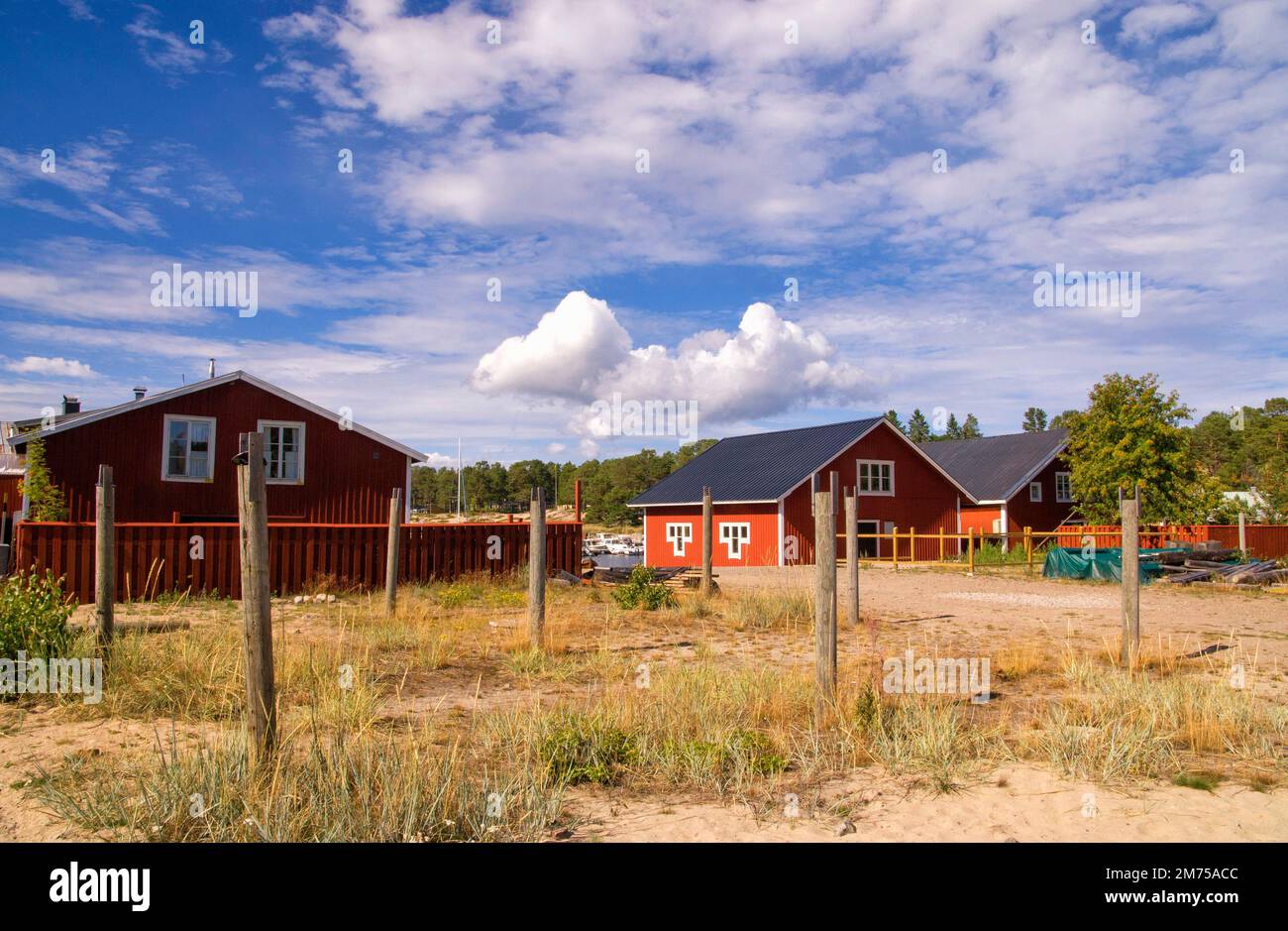 Maisons peintes en rouge dans le village de pêcheurs Holick Banque D'Images