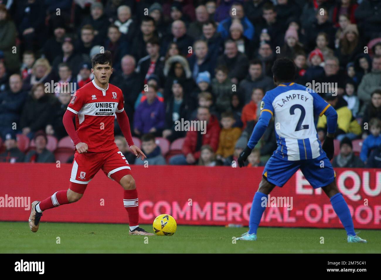 Middlesborough, Royaume-Uni. 7th janvier 2023. Hayden Hackney, de Middlesbrough, prend Brighton et Tariq Lamptey, de Hove Albion, lors du troisième tour de la coupe FA, entre Middlesbrough et Brighton et Hove Albion, au stade Riverside, à Middlesbrough, le samedi 7th janvier 2023. (Crédit : Michael Driver | MI News) crédit : MI News & Sport /Alay Live News Banque D'Images