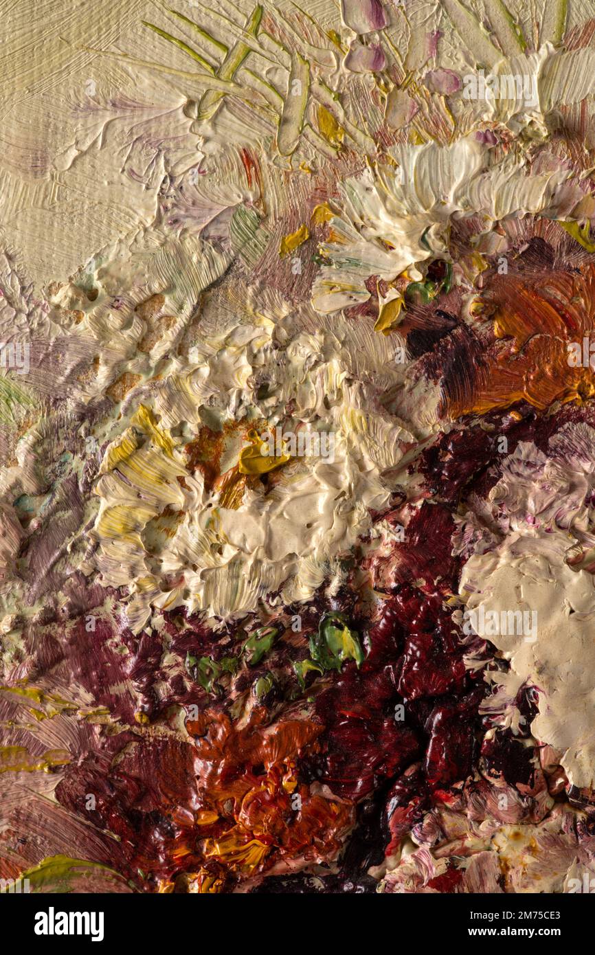 Macro de la vie impasto peinture à l'huile représentant des têtes de fleurs de dahlia multicolores dans un vase gris. Belle peinture florale vintage. Banque D'Images