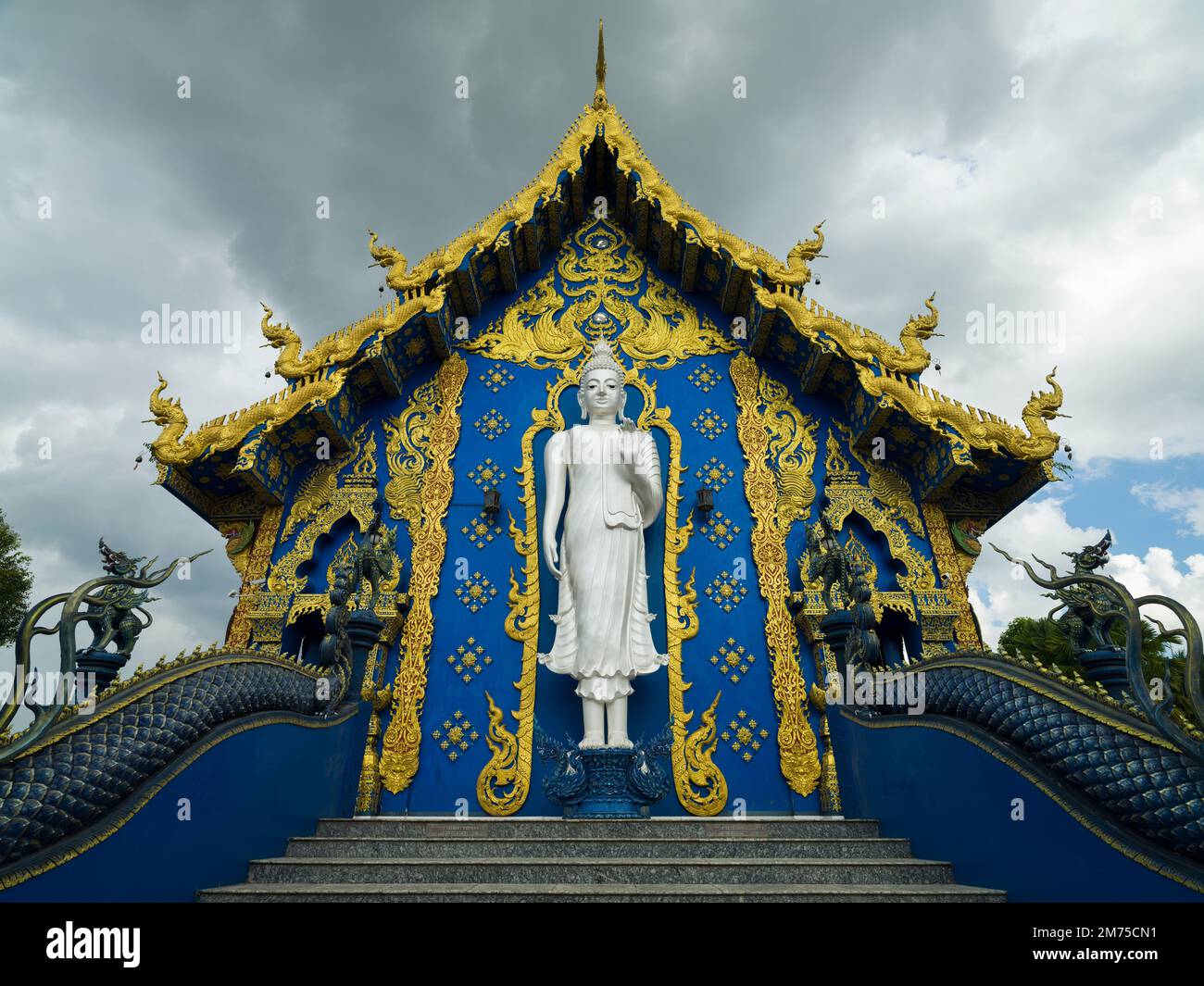 Chiang Rai, Thaïlande, 18 novembre 2022. Wat Rong Seur Ten ou Temple Bleu. Le temple bouddhiste moderne se distingue par sa couleur bleu vif et jaune Banque D'Images