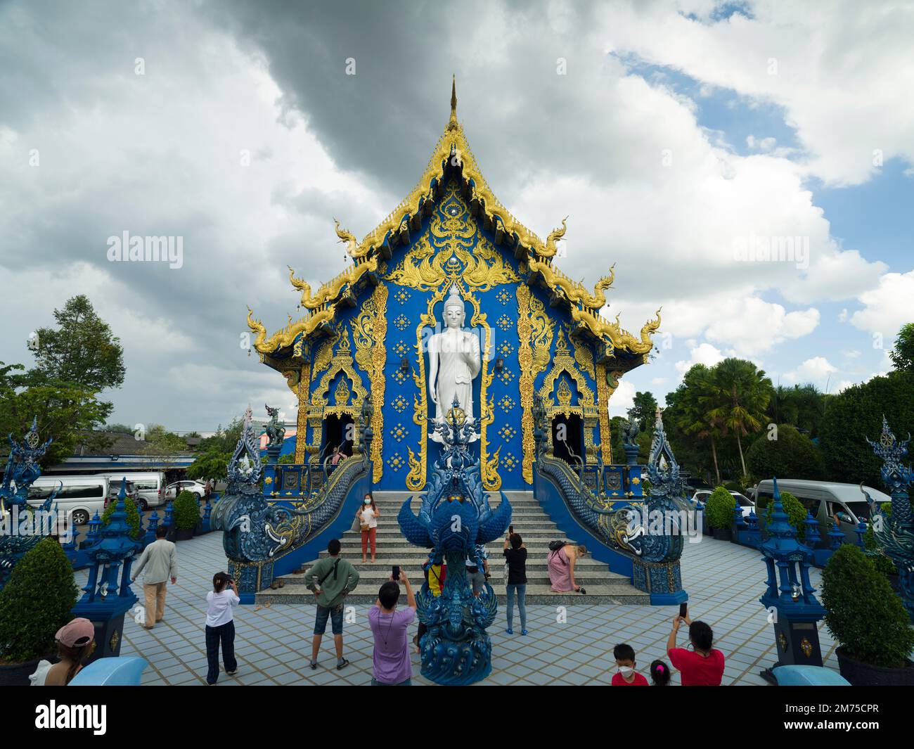 Chiang Rai, Thaïlande, 18 novembre 2022. Wat Rong Seur Ten ou Temple Bleu. Le temple bouddhiste moderne se distingue par sa couleur bleu vif et jaune Banque D'Images