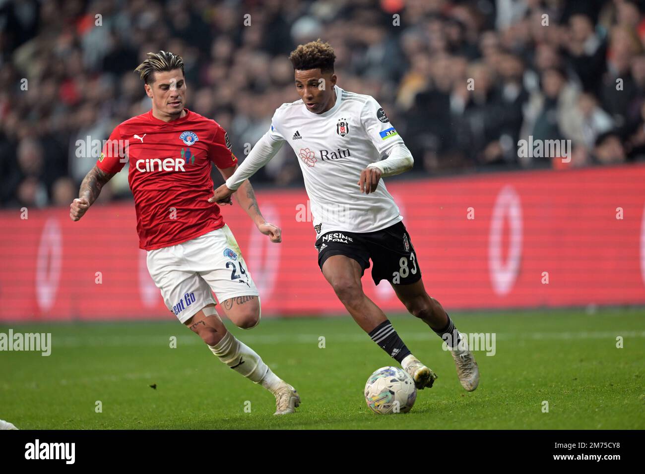 ISTANBUL - (lr) Mickael Sylvain Tirpan de Kasipasa AS, Gedson Fernandes de Besiktas JK pendant le match turc Super LIG entre Besiktas AS et Kasipasa COMME au Parc Vodafone sur 7 janvier 2023 à Istanbul, Turquie. AP | hauteur néerlandaise | GERRIT DE COLOGNE Banque D'Images