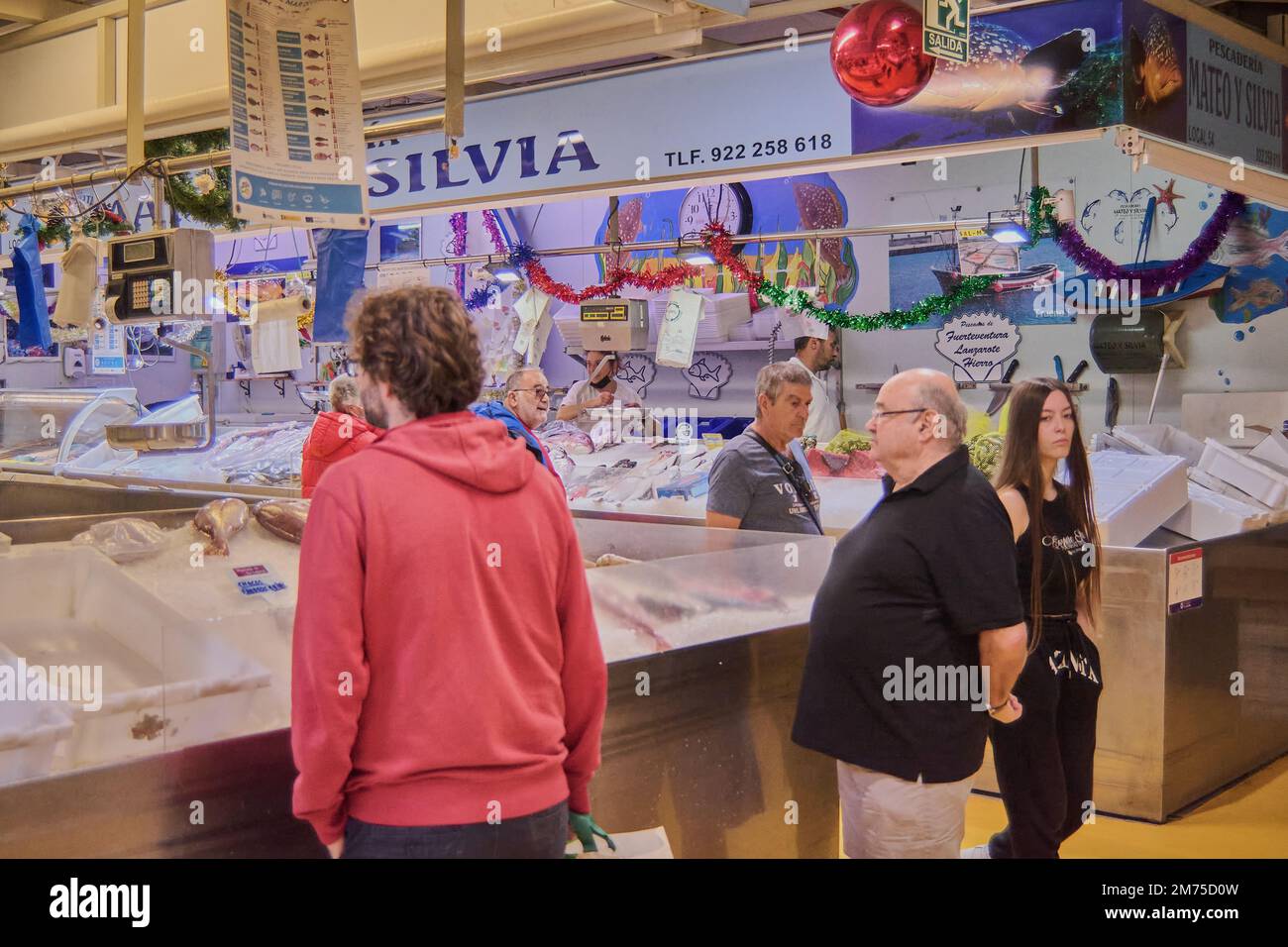 Ténérife, Espagne - 07 janvier 2023: Groupe d'hommes magasinent sur le marché mondial dans le concept d'égalité avec les femmes Banque D'Images