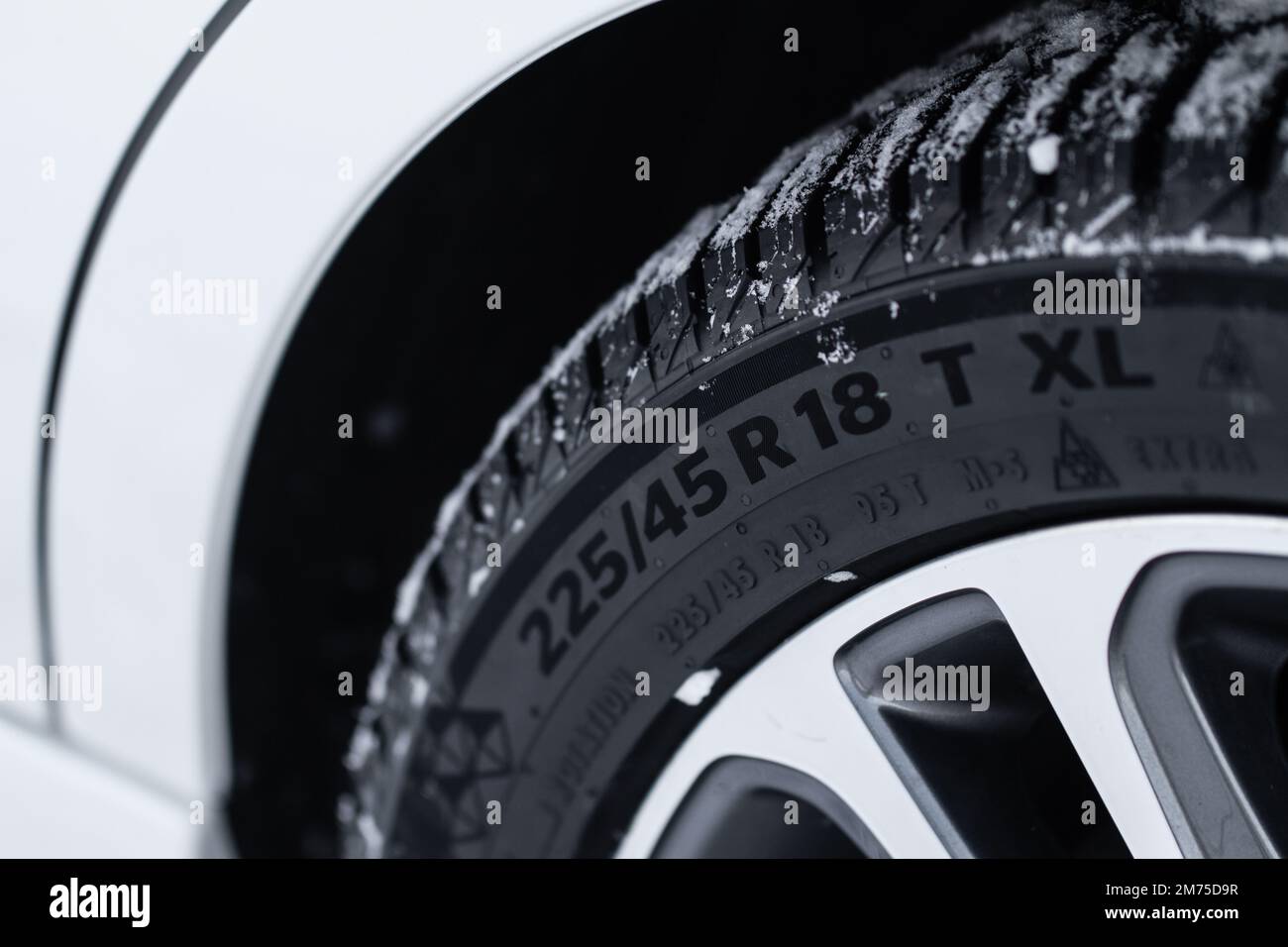 Vue rapprochée du pneu avec indication de largeur, de hauteur et de ...