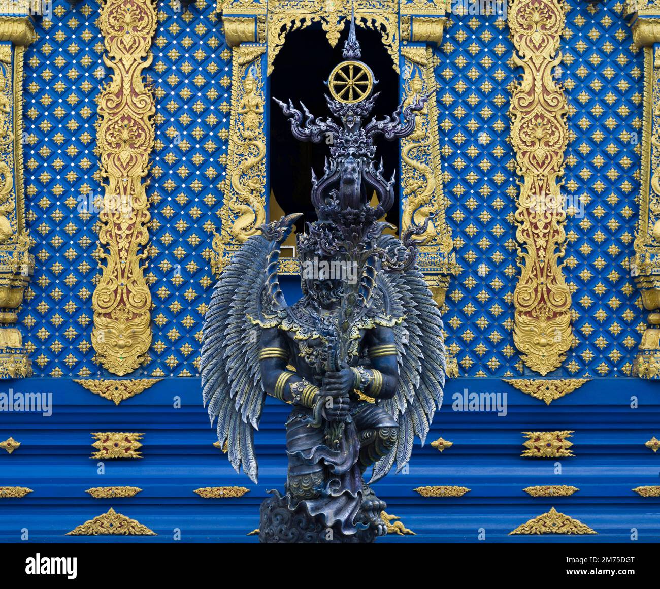 Chiang Rai, Thaïlande, 18 novembre 2022. Wat Rong Seur Ten ou Temple Bleu. Le temple bouddhiste moderne se distingue par sa couleur bleu vif et jaune Banque D'Images