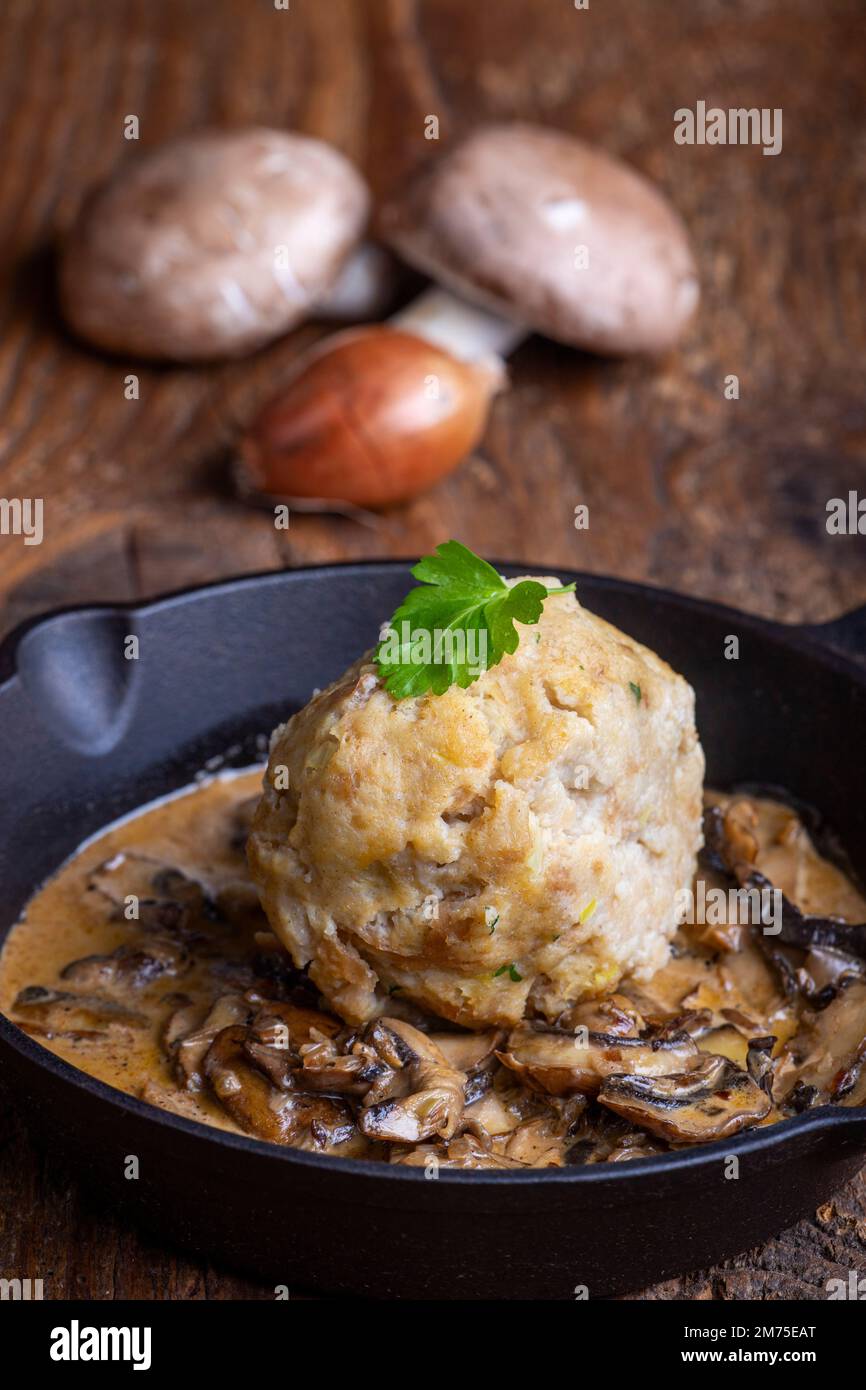 boulonnage de pain bavarois dans une sauce aux champignons Banque D'Images