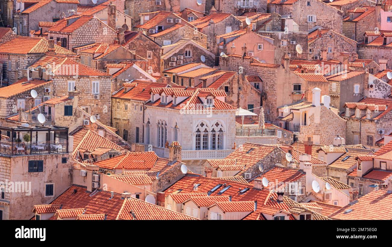 Paysage urbain méditerranéen d'été - vue sur les toits de la vieille ville de Dubrovnik, sur la côte Adriatique de la Croatie Banque D'Images