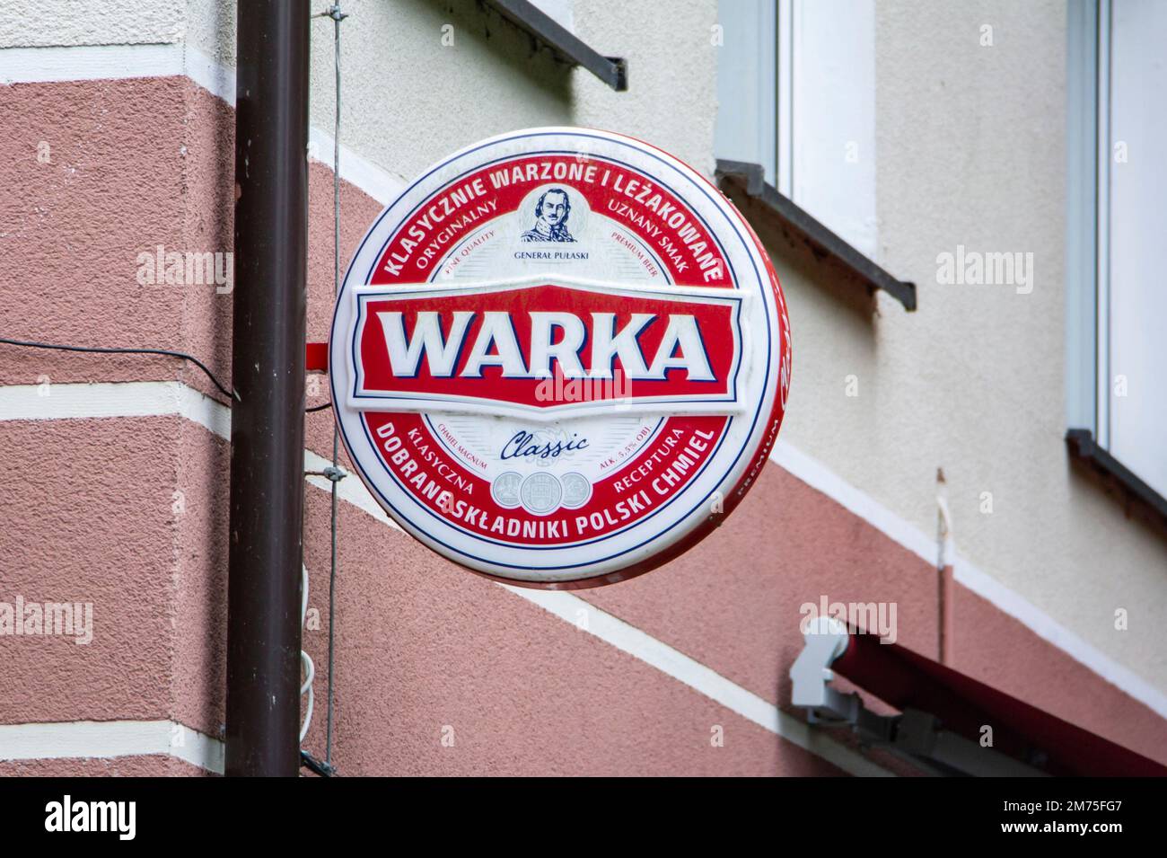 KOSZALIN, POLOGNE - 5 AOÛT 2022 : logo de la bière Warka sur le mur de l'auberge locale à Koszalin Banque D'Images