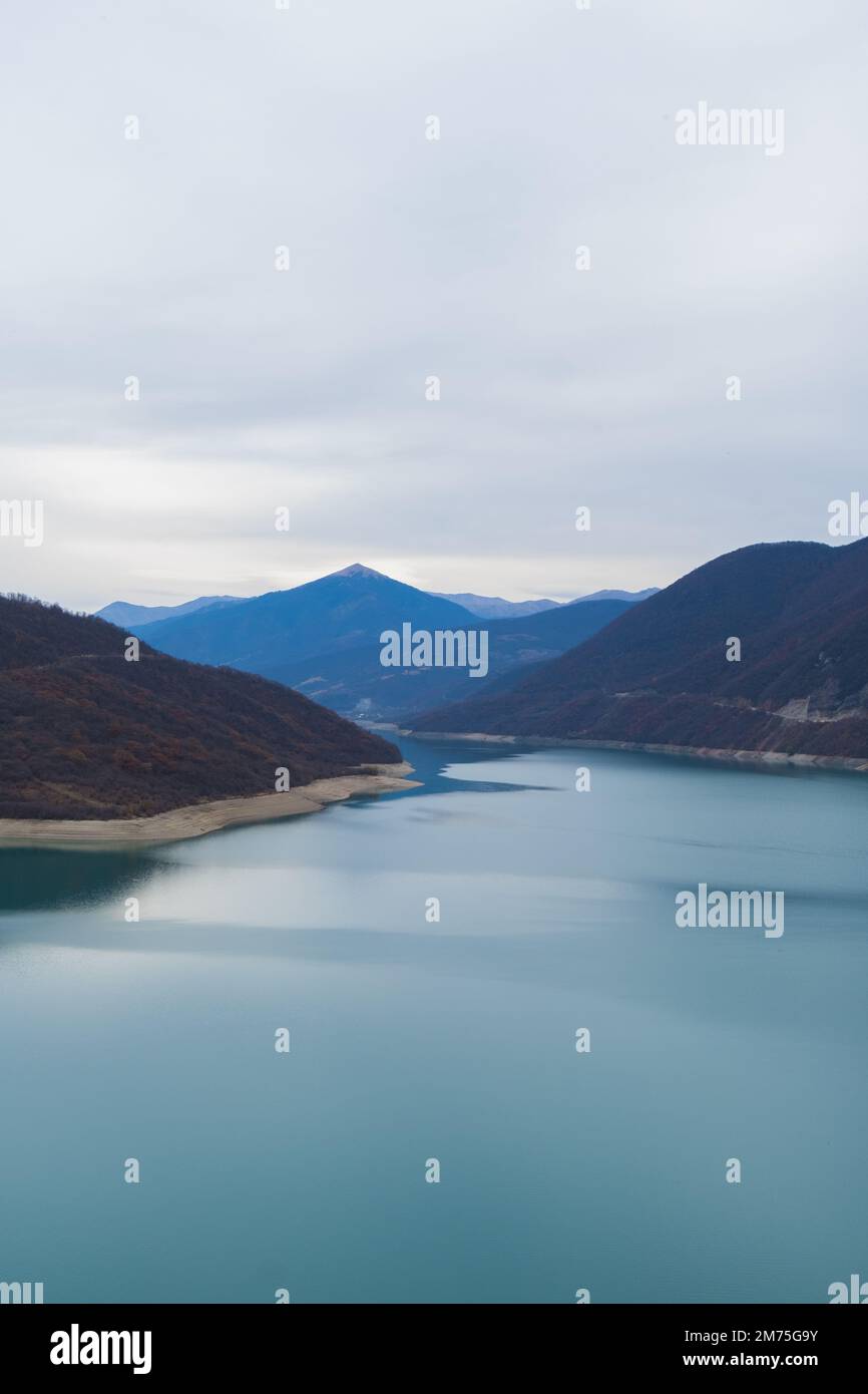 Géorgie : 20-11-2022: 10Mountain lac du réservoir de Zhinvalskoe, Géorgie. Le magnifique réservoir d'eau sur la rivière Aragvi, la partie supérieure près de l'Anan Banque D'Images