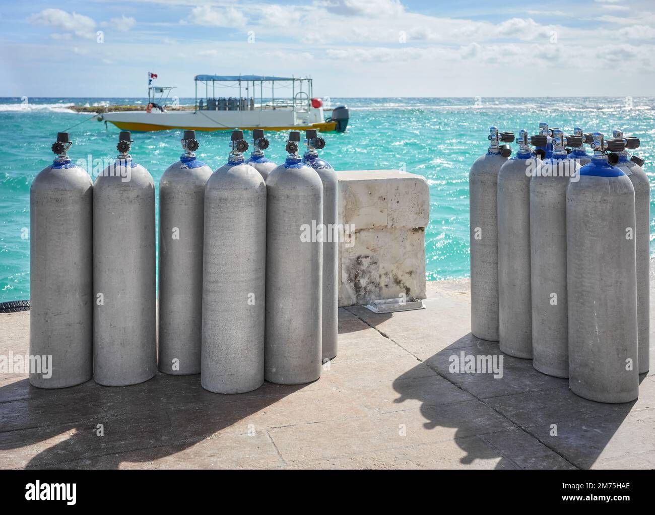 Photo de chars de plongée sur un quai, mise au point sélective. Banque D'Images