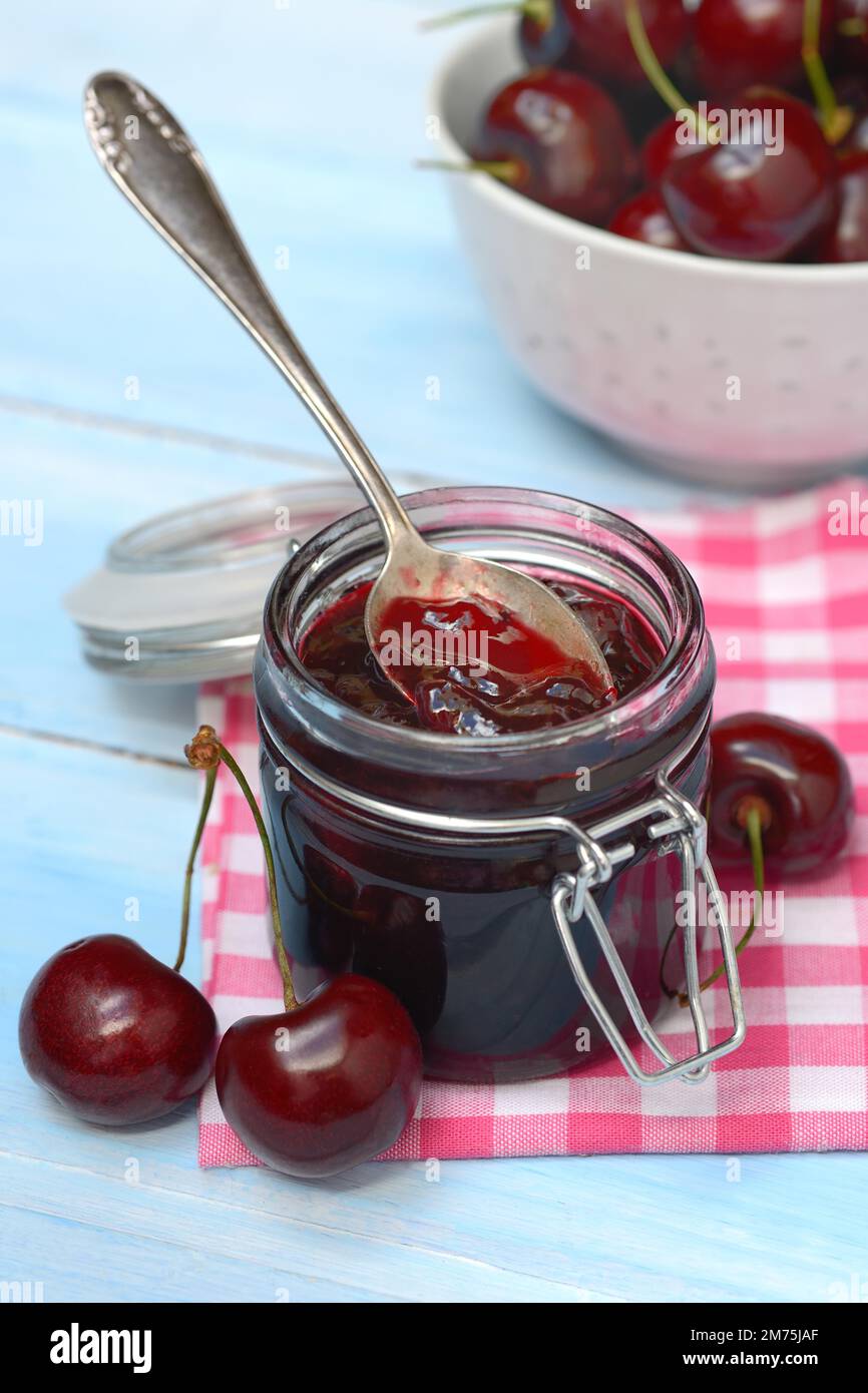 Confiture de cerises en verre et cerises noires Banque D'Images