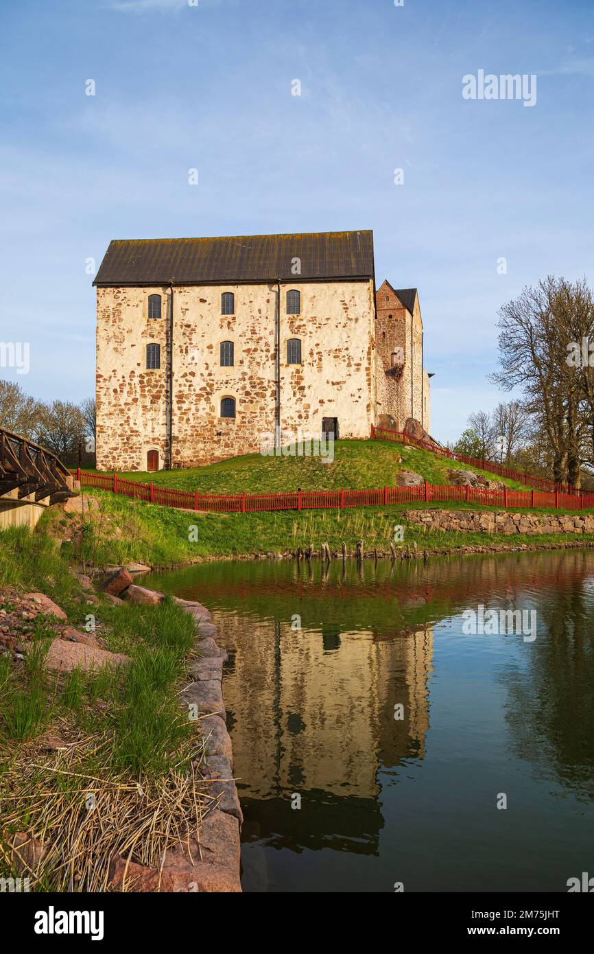 Le château médiéval de Kastelholm et ses reflets sur une rivière calme dans les îles Åland, en Finlande, lors d'une journée ensoleillée en été. Banque D'Images