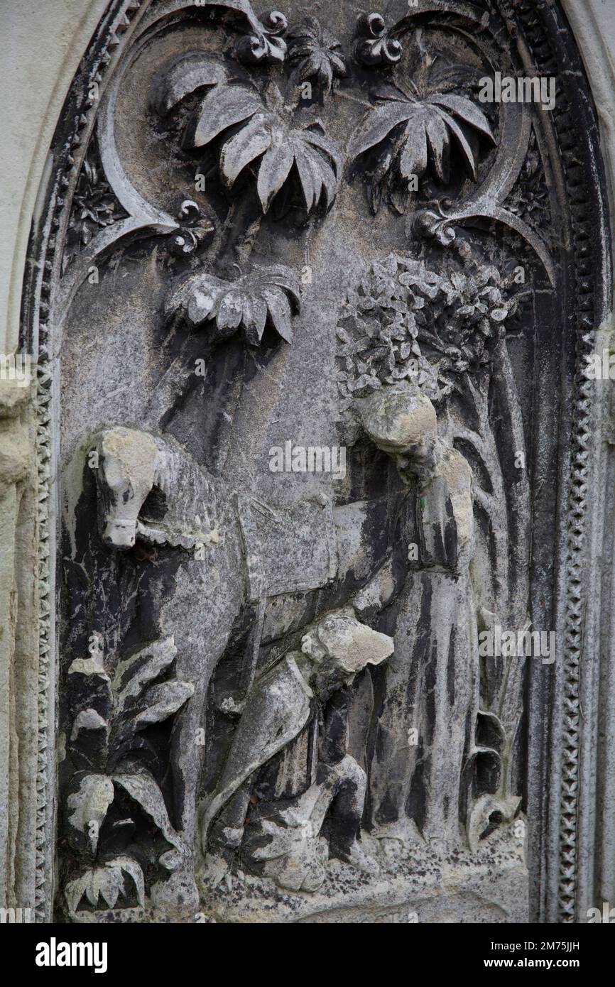 Relief d'une scène religieuse sur une tombe dans le cimetière Kensal Green, Londres, Angleterre Royaume-Uni Banque D'Images