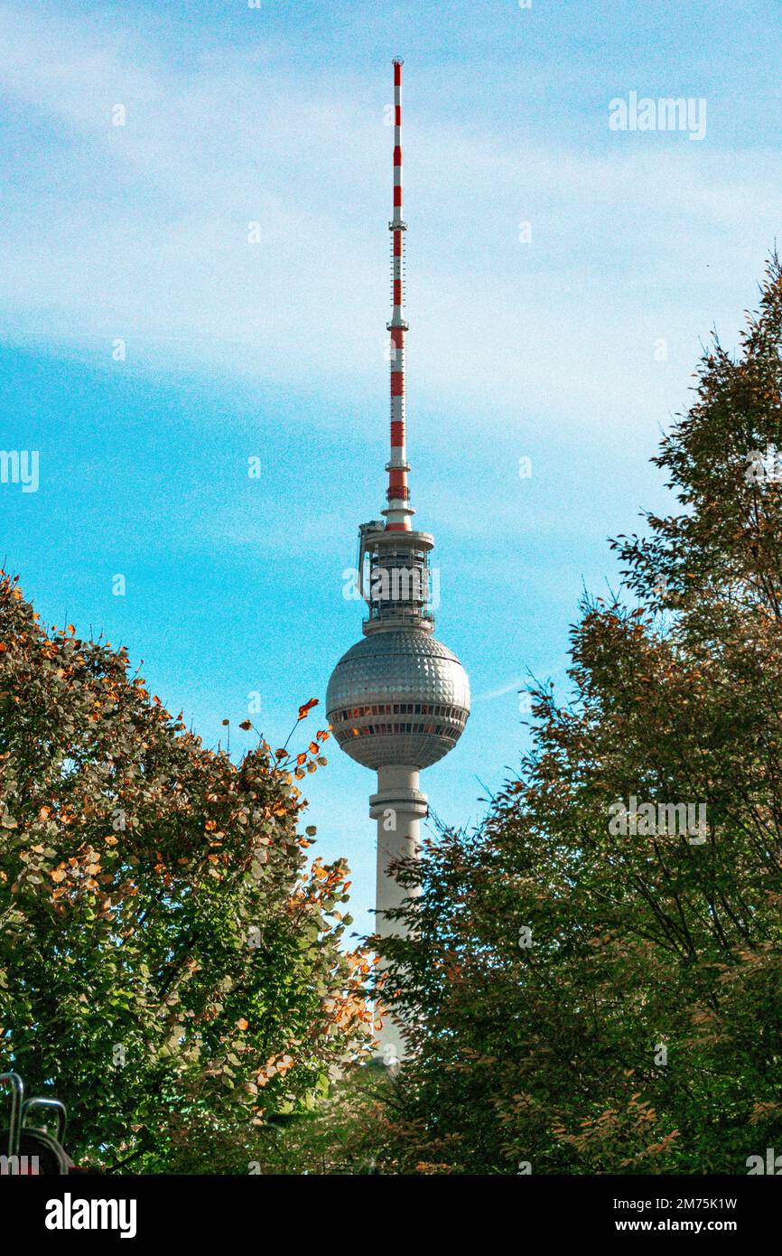 La tour de télévision de Berlin est représentée d'une grande distance