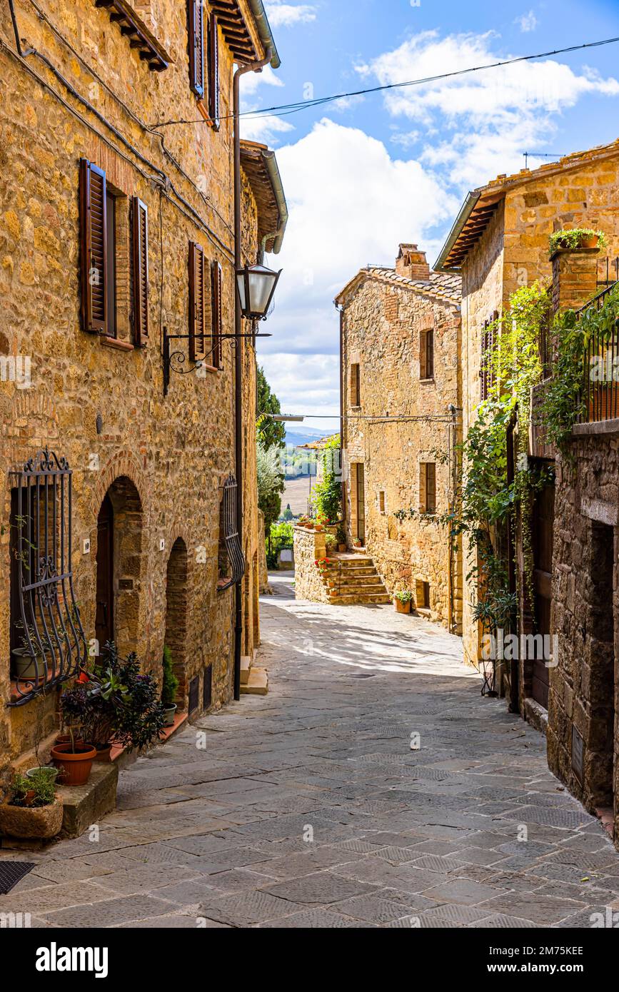 Allée avec maisons en pierre anciennes, Monticchiello, Toscane, Italie Banque D'Images