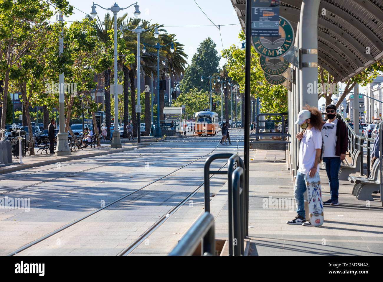 Personnes avec masque, Corona, tram, port de San Francisco, Californie, ÉTATS-UNIS Banque D'Images