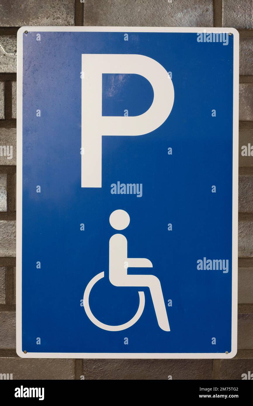 Panneau pour parking handicapés, Rhénanie-du-Nord-Westphalie, Allemagne Banque D'Images