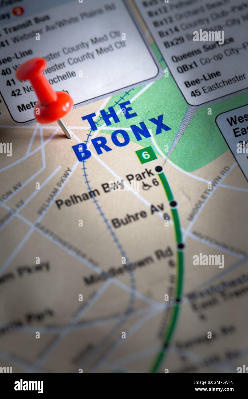 Une carte routière de la ville de New York avec le Bronx marquée d'une punaise montrant l'accès routier et ferroviaire Banque D'Images