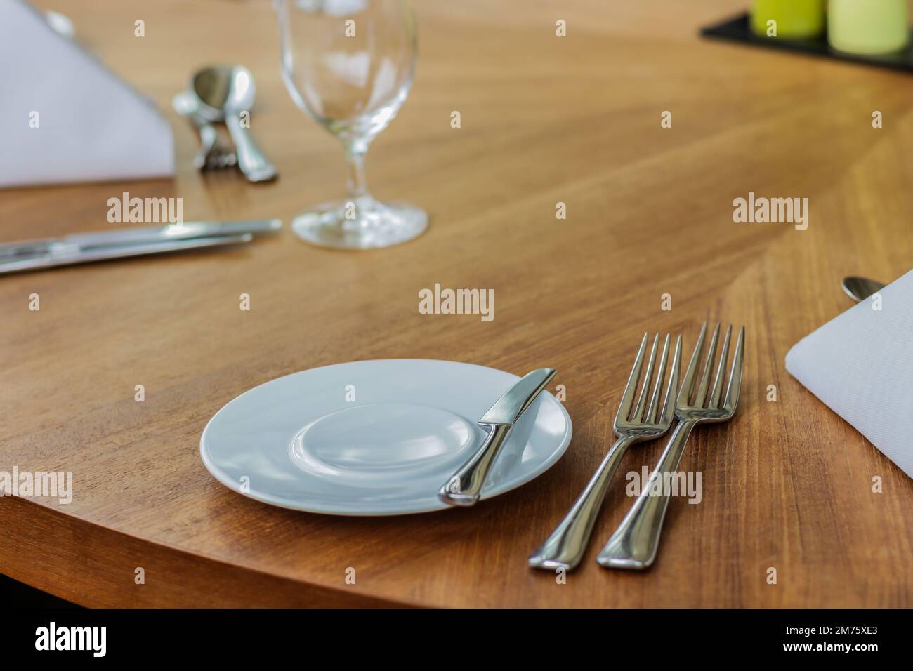 Une assiette, une fourchette, une cuillère, des couverts, une table à  manger sur une table en bois dans un restaurant, gros plan Photo Stock -  Alamy