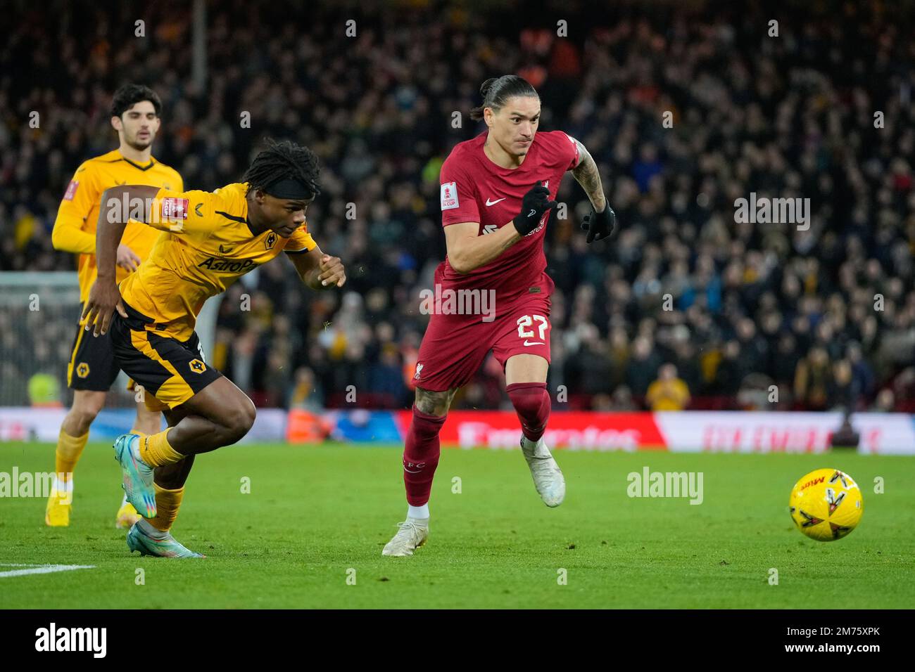 Darwin Núñez #27 de Liverpool passe devant Dexter Lembikisa #81 de Wolverhampton Wanderers lors de la coupe Emirates FA troisième tour match Liverpool contre Wolverhampton Wanderers à Anfield, Liverpool, Royaume-Uni, 7th janvier 2023 (photo de Steve Flynn/News Images) Banque D'Images