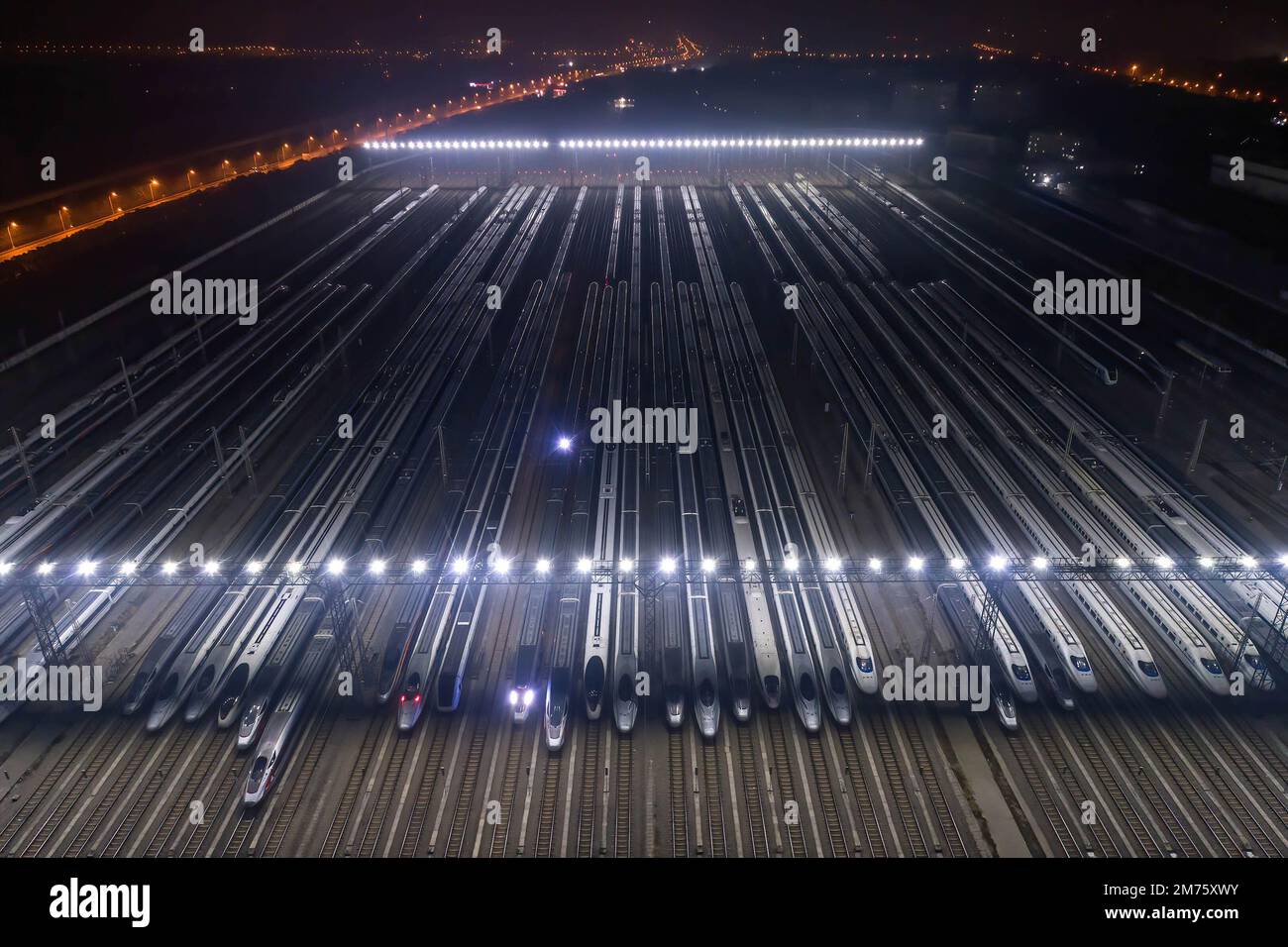 Wuhan, Hubei, Chine. 7th janvier 2023. Vue aérienne des trains à grande vitesse alignés après l'entretien avant la course du Spring Festival. La course de voyage de 40 jours du festival du printemps, également connu sous le nom de chunyun, commencera à 7 janvier et durera jusqu'au 15 février. Environ 6,3 millions de voyages de passagers devraient être effectués en Chine samedi, le premier jour de la course de voyage du Festival de printemps de cette année, a déclaré l'opérateur ferroviaire national China State Railway Group. La Chine a récemment optimisé sa gestion de la lutte contre les épidémies et les mesures épidémiques pour les voyages ont également été optimisées le mois dernier. Les voyageurs n'ont plus besoin de n Banque D'Images