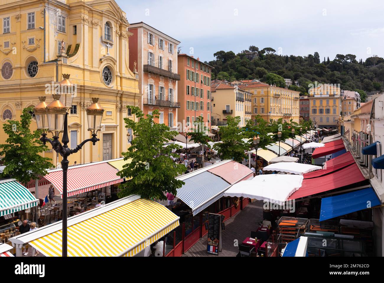 Nice, Alpes-Maritimes, Provence-Alpes-Côte d'Azur, France – 23 mai 2022 : marché aux fleurs du cours Saleya avec la Chapelle de la Miséricorde dans l'ancien Nice Banque D'Images