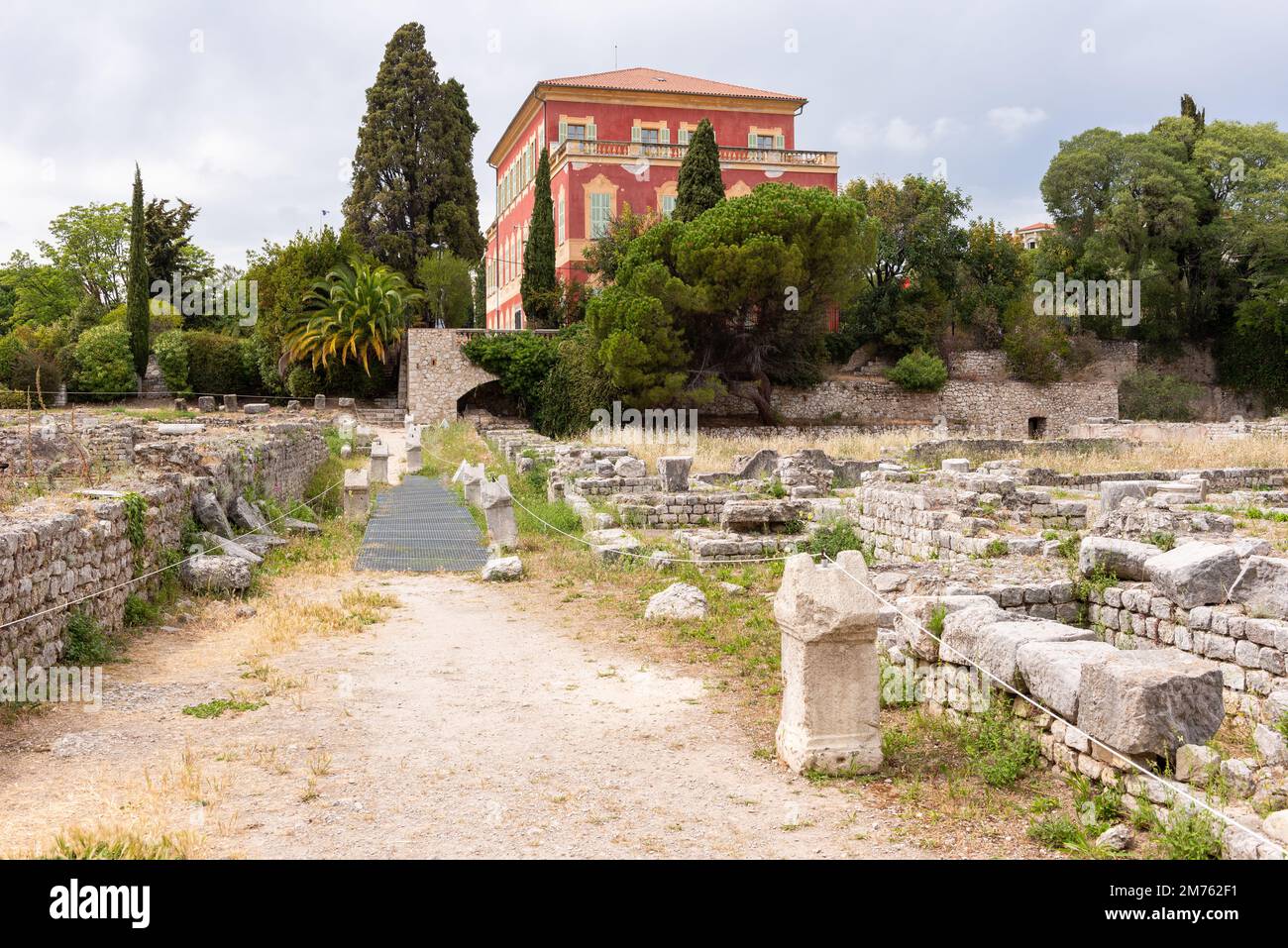 Nice, Alpes-Maritimes, Provence-Alpes-Côte-d'Azur, France – 23 mai 2022 : Musée Matisse vue depuis les ruines antiques des thermes romains de Cimiez Banque D'Images