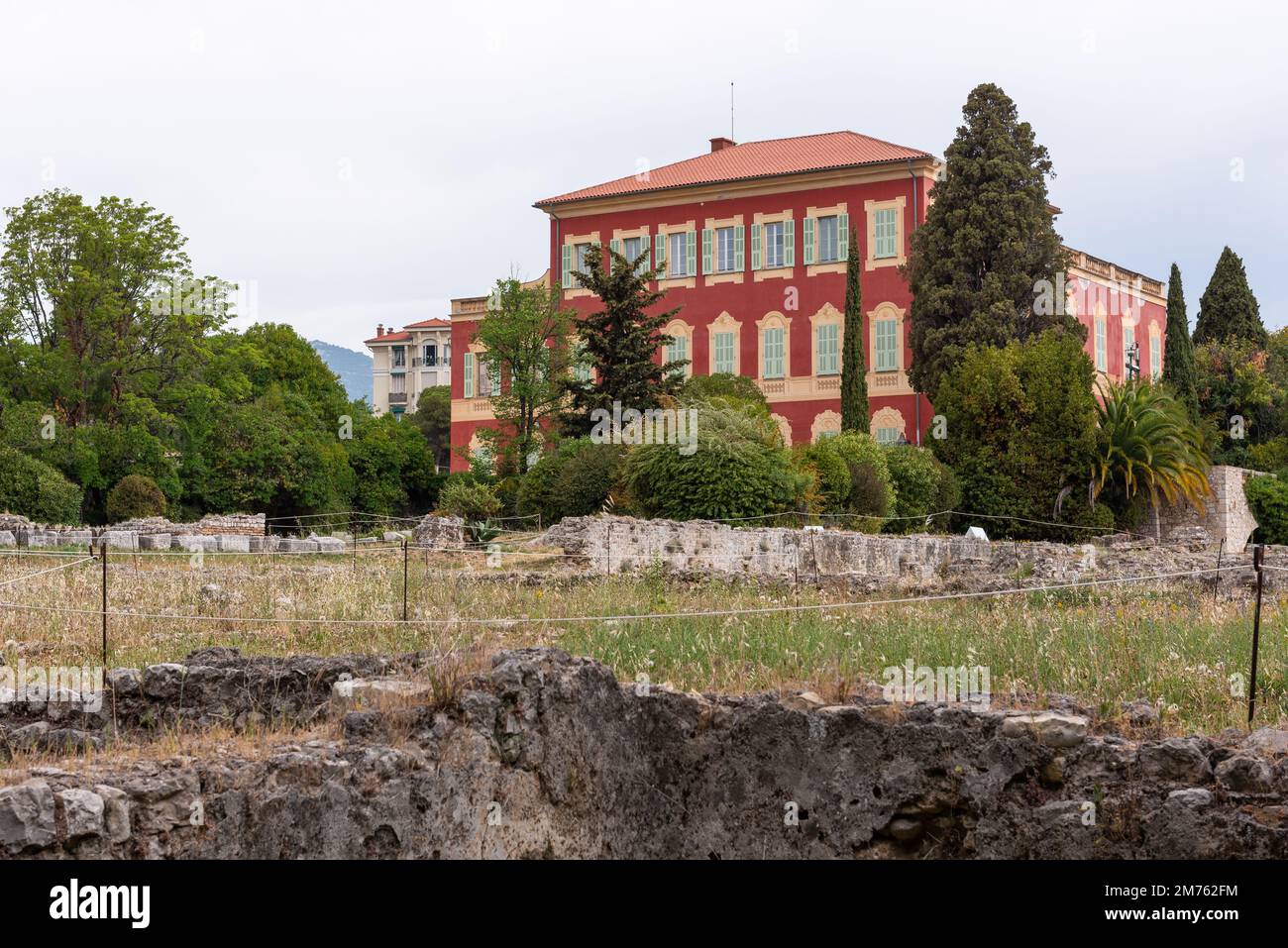 Nice, Alpes-Maritimes, Provence-Alpes-Côte-d'Azur, France – 23 mai 2022 : Musée Matisse vue depuis les ruines antiques des thermes romains de Cimiez Banque D'Images
