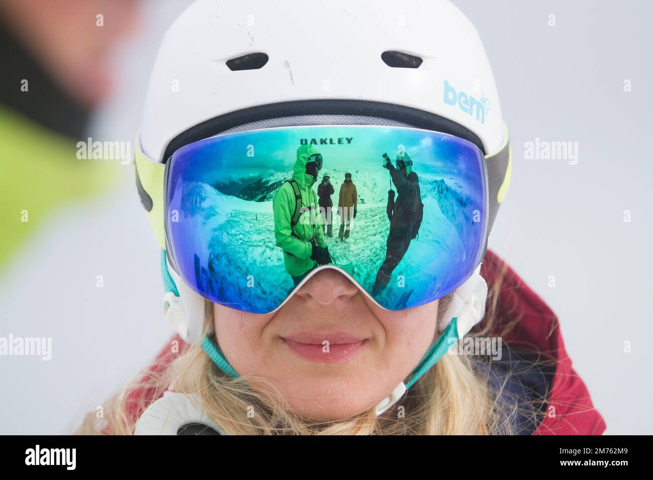 Kaltenbach ​Hochfugen, Autriche - 11 janvier 2020 : reflet d'un groupe de snowboarders dans un masque de ski d'une fille dans un casque Banque D'Images
