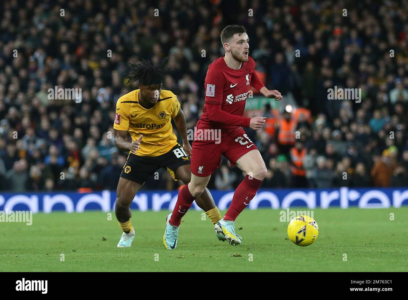 Liverpool, Royaume-Uni. 07th janvier 2023. Andrew Robertson de Liverpool cherche à s'éloigner de Dexter Lembikisa de Wolverhampton Wanderers. The Emirates FA Cup, 3rd Round Match, Liverpool v Wolverhampton Wanderers à Anfield à Liverpool le samedi 7th janvier 2023. Cette image ne peut être utilisée qu'à des fins éditoriales. Utilisation éditoriale uniquement, licence requise pour une utilisation commerciale. Aucune utilisation dans les Paris, les jeux ou les publications d'un seul club/ligue/joueur. photo par Chris Stading/Andrew Orchard sports Photography/Alamy Live News crédit: Andrew Orchard sports Photography/Alamy Live News Banque D'Images