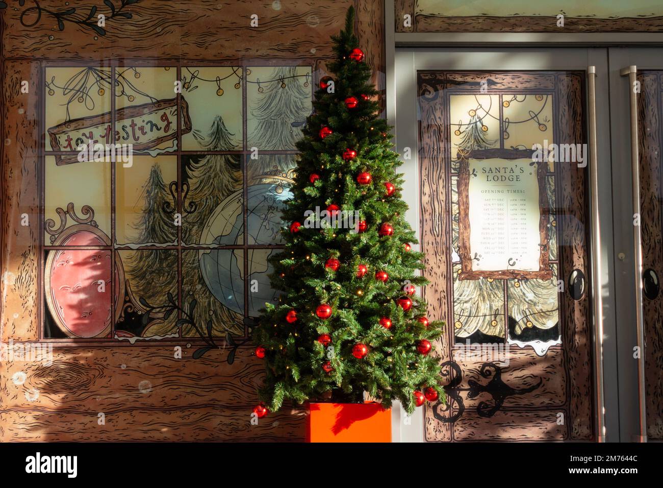 Arbre de Noël à l'extérieur de santa Lodge, royaume-uni Banque D'Images
