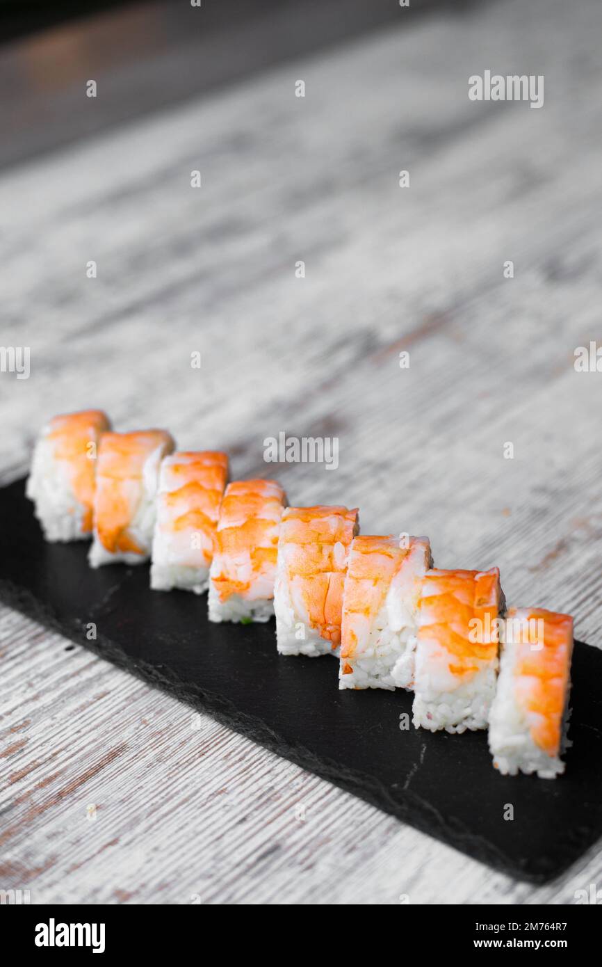 sushi au fromage de saumon léger philadelphie sur fond blanc de bureau noir Banque D'Images