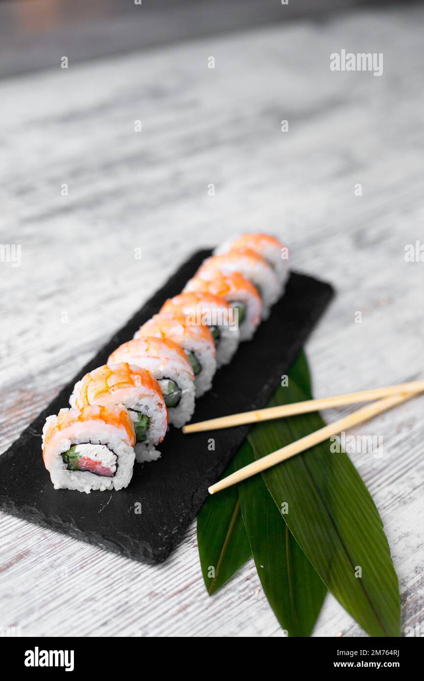 sushi au fromage de saumon léger philadelphie sur fond blanc de bureau noir Banque D'Images