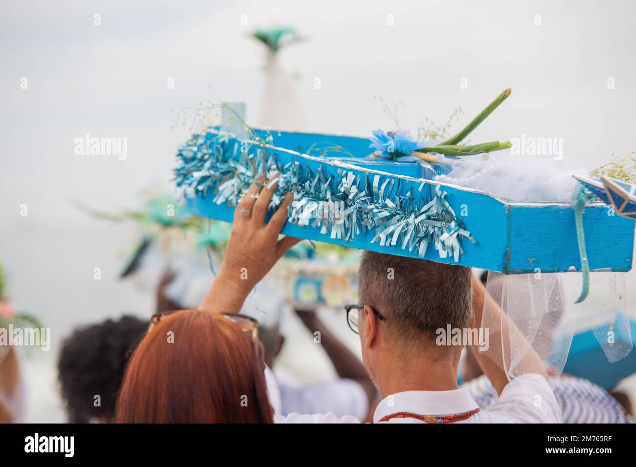 bateau avec offrandes à iemanja, pendant une fête à la plage de copacabana. Banque D'Images