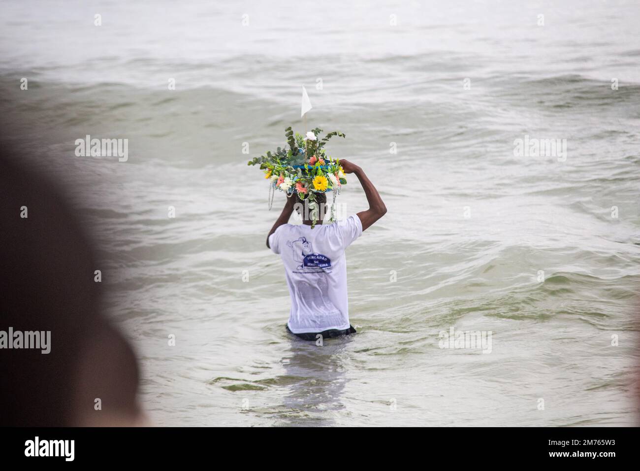 bateau avec offrandes à iemanja, pendant une fête à la plage de copacabana. Banque D'Images