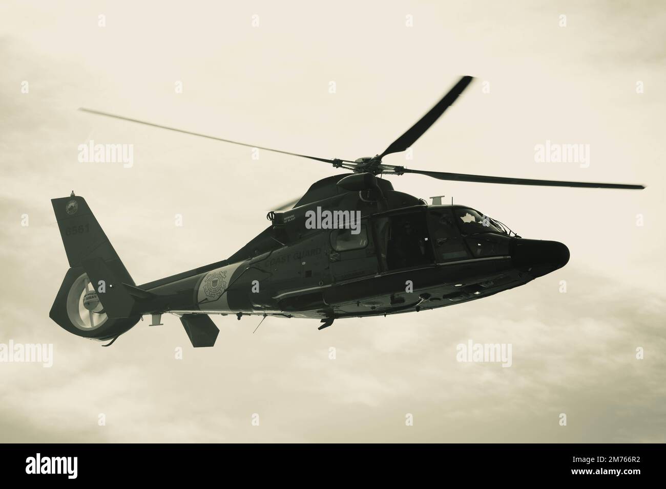 A ÉTATS-UNIS L'hélicoptère Dolphin MH-65 Eurocopter de la Garde côtière de la station aérienne Savannah vole pendant l'entraînement des opérations d'hélicoptère à Charleston Harbour, Caroline du Sud, le 5 janvier 2023. L'évacuation par hélicoptère est un moyen plus rapide de transporter des personnes à un niveau de soins plus élevé. (É.-U. Photo de la Force aérienne par le sergent d'état-major Joseph P. Leveille) Banque D'Images